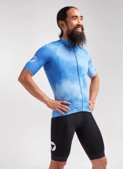 Blue Acid Essentials TOUR Men's Jersey -Pro Fit Shop C Side 20.09.02 TOUR M JERSEY BLUE 0002 dd4b3aa3 aa1d 4e0a 8fd5 c06754816148